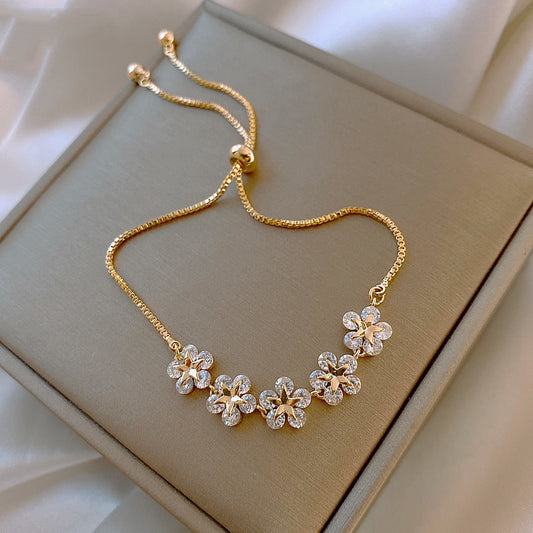 Dulce Pulsera Redonda Floral Minimalista de Aleación de Latón con Microincrustaciones de Circonita Cúbica Chapada para Mujer