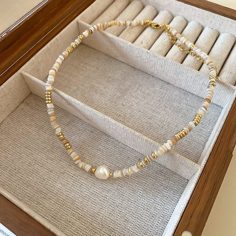 Collana Sweet Dopamine con perle barocche in lega di zinco con finitura placcata e ciondolo geometrico, delicata catena a clavicola da donna