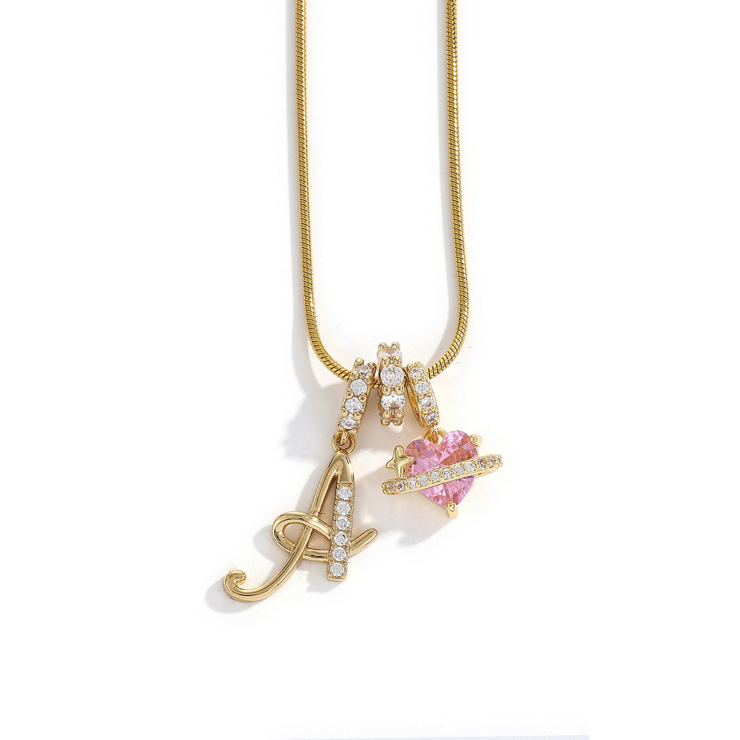 Collana con ciondolo a lettera minimalista in rame con intarsio di zirconi dal design geometrico per donna