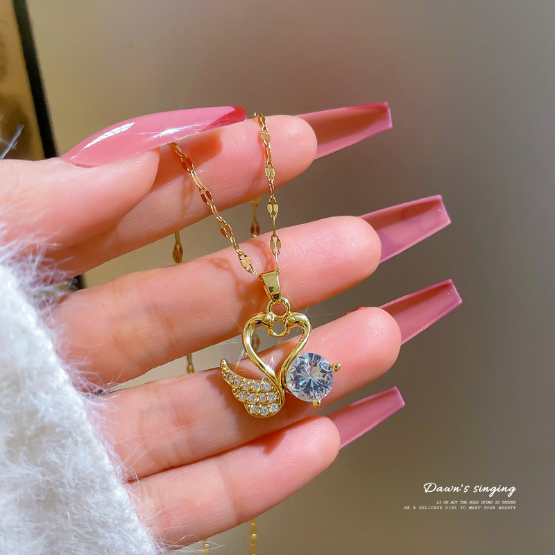 Collana Minimalista con Catena a Labbra in Acciaio al Titanio con Pendente in Rame e Intarsio di Strass