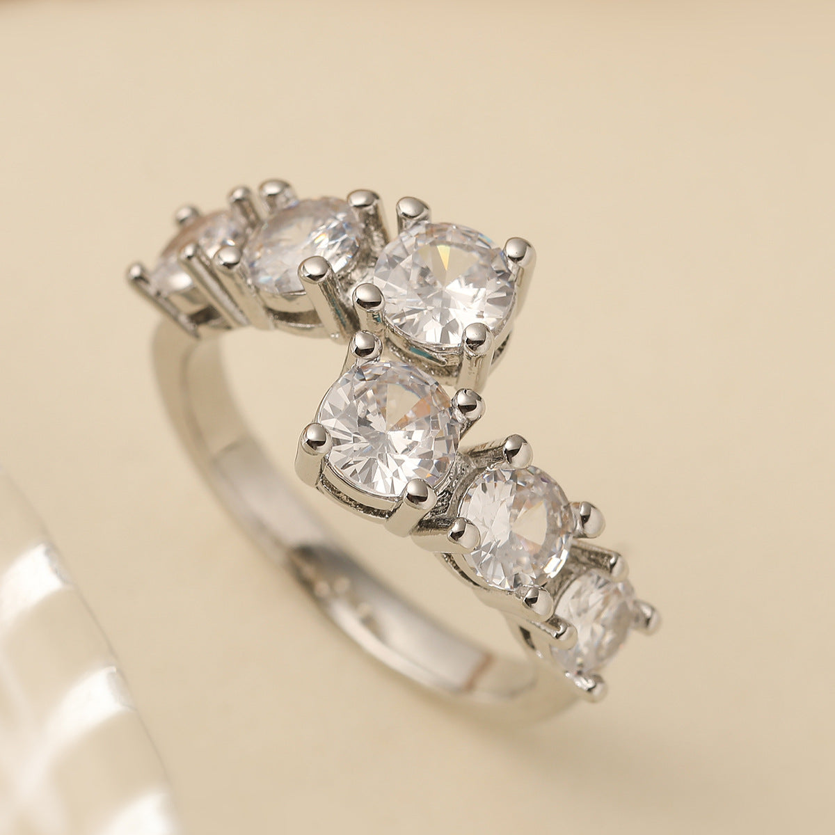 Anello aperto geometrico minimalista da donna in rame con zirconia micro-pavé