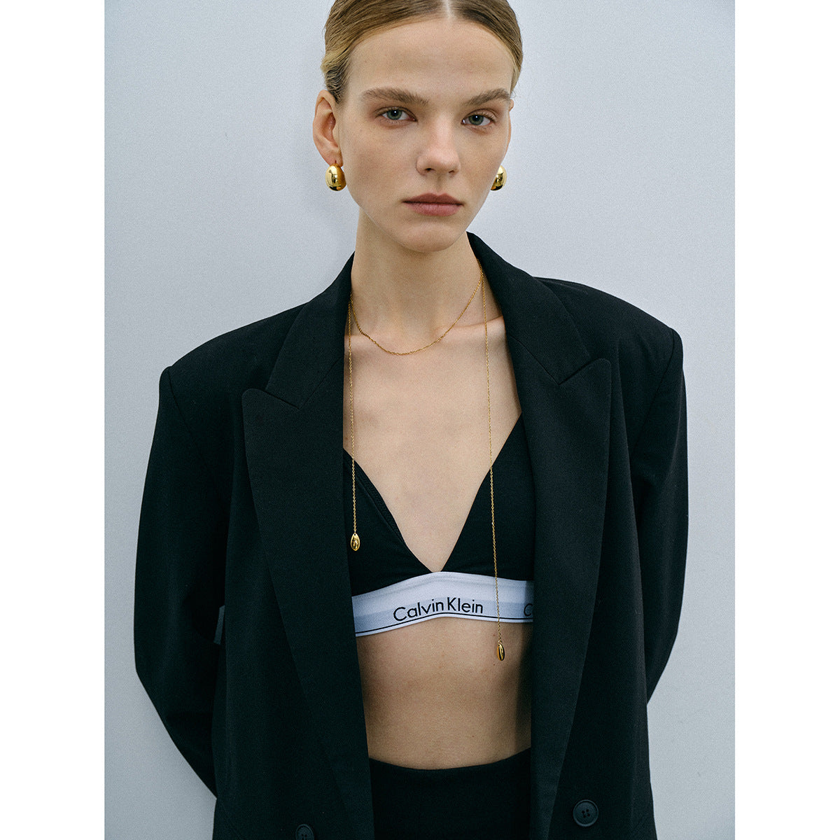 Collar minimalista con colgante de concha larga de acero inoxidable chapado en oro de 18 quilates, cadena tipo O unisex