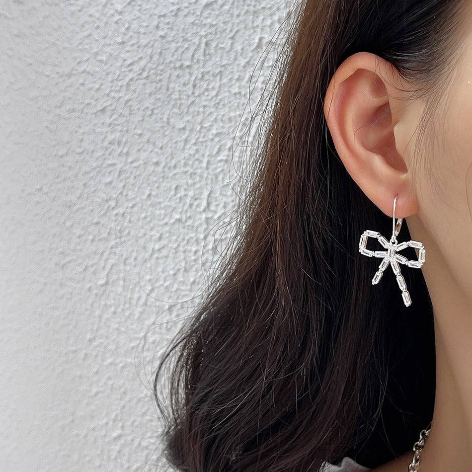 Orecchini a perno da donna a forma di fiocco minimalista in argento sterling 925 con intarsio di perle