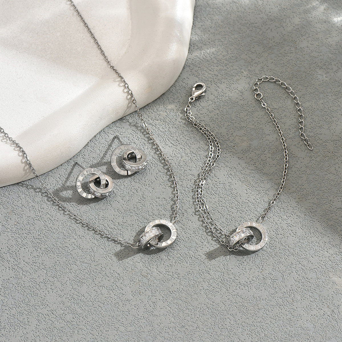 Set Collana Pendente a Doppio Anello e Orecchini Minimalisti in Lega di Zinco con Intarsio di Diamanti per Donna