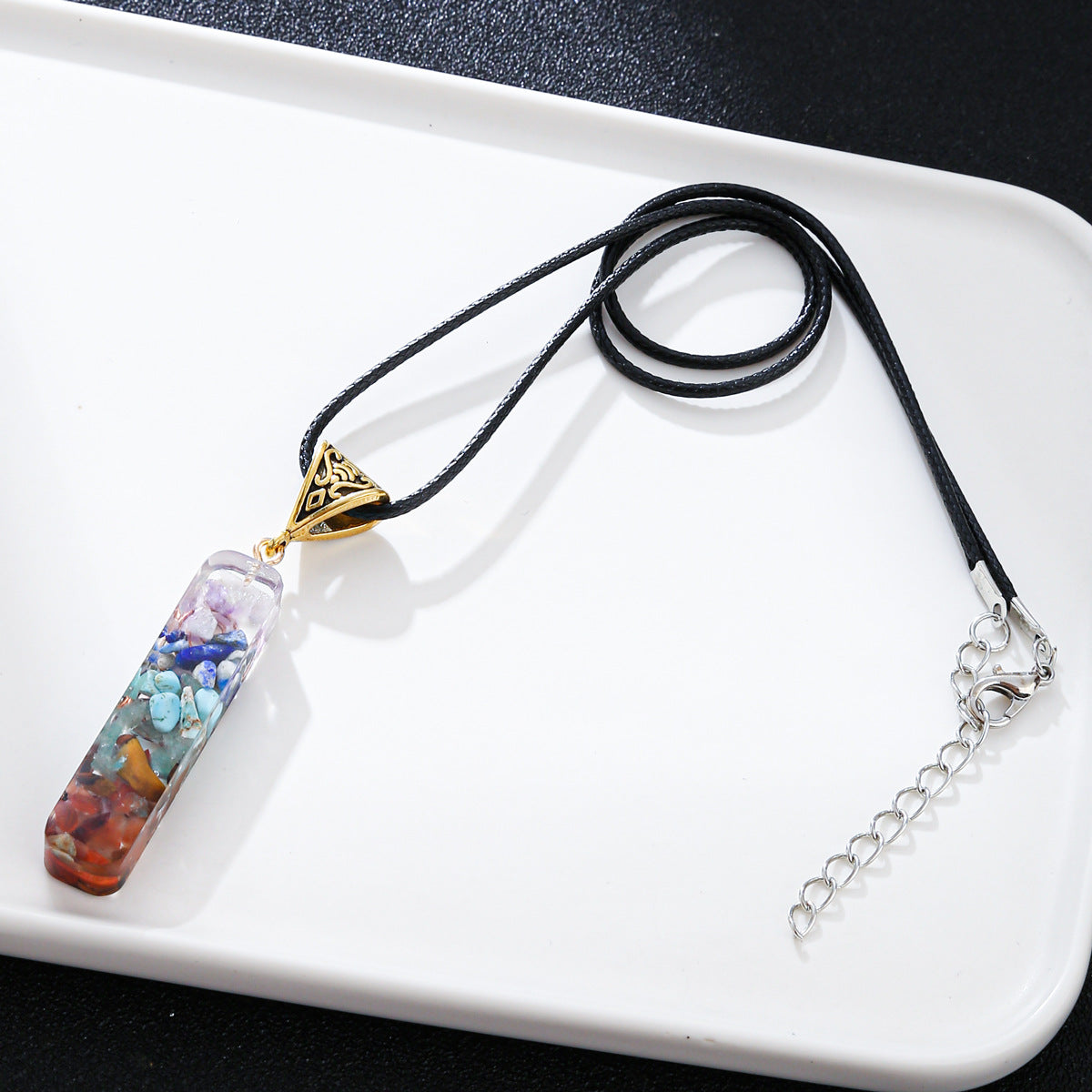 Collana a sospensione geometrica minimalista con catena in metallo galvanizzato e intarsi di pietre preziose miste da donna