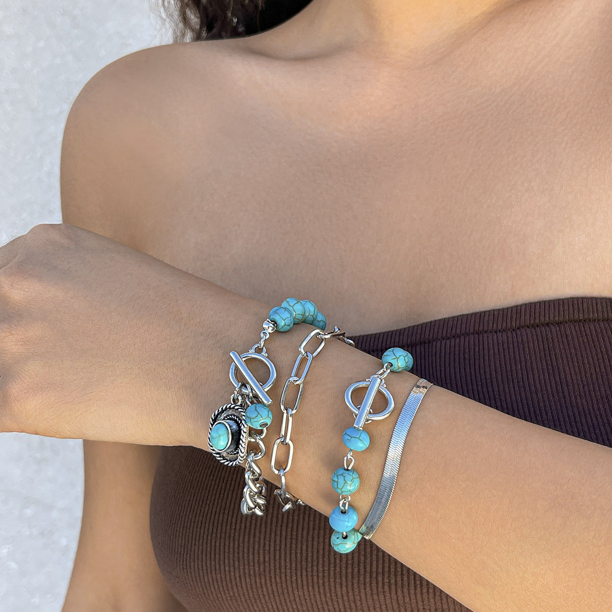 Set di bracciali asimmetrici unici da 4 pezzi con ciondoli a cappello da cowboy e croce, intarsi in turchese, gioielli placcati in lega di ottone di ferro per donna