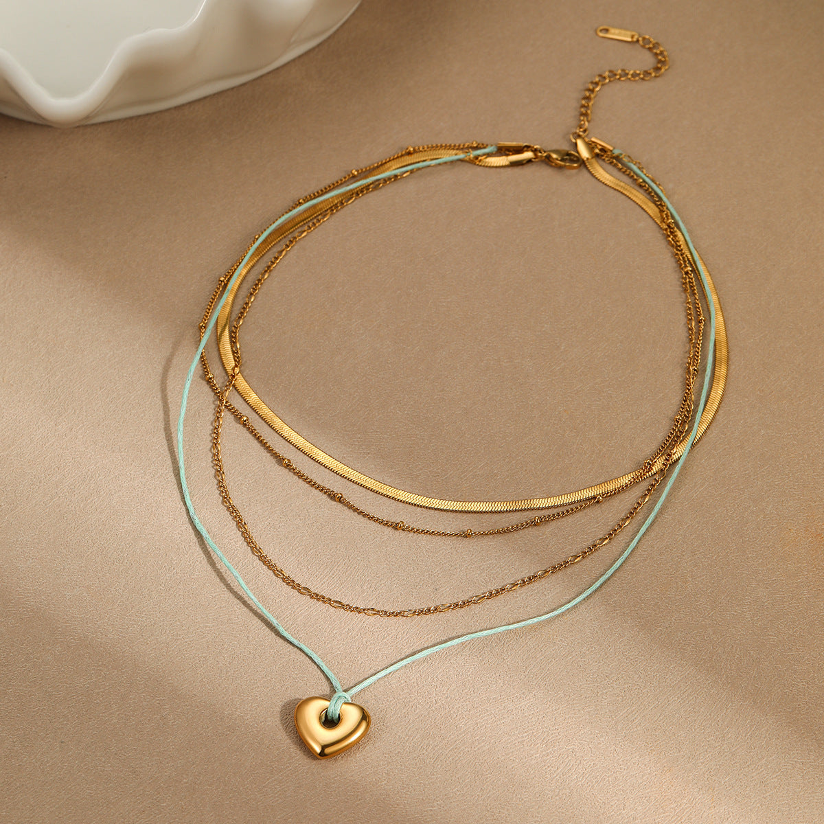 Collar de cadena de serpiente de acero inoxidable con forma de corazón a la moda con chapado en oro de 18 quilates para mujer