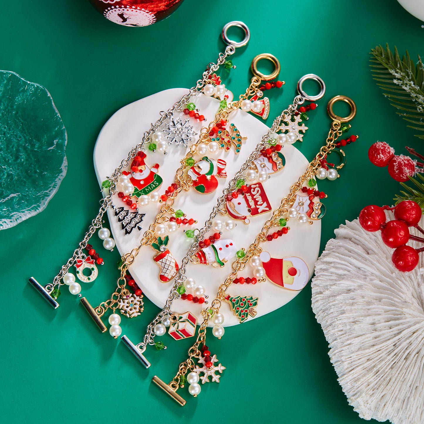 Pulsera navideña de moda para mujer con motivos de Papá Noel y copos de nieve, construcción de aleación, acabado esmaltado, cierre de broche de palanca