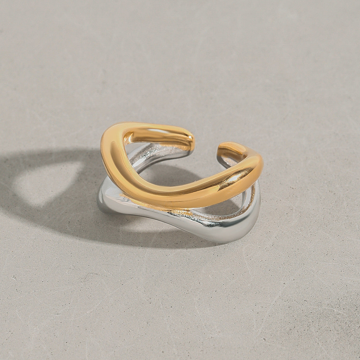 Anillo de Acero Inoxidable con Baño de Oro y Diseño Geométrico para Mujer