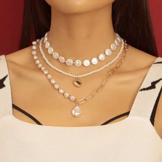 Collana con pendente in lega a forma geometrica da donna con finitura placcata e catena a tre strati per clavicola