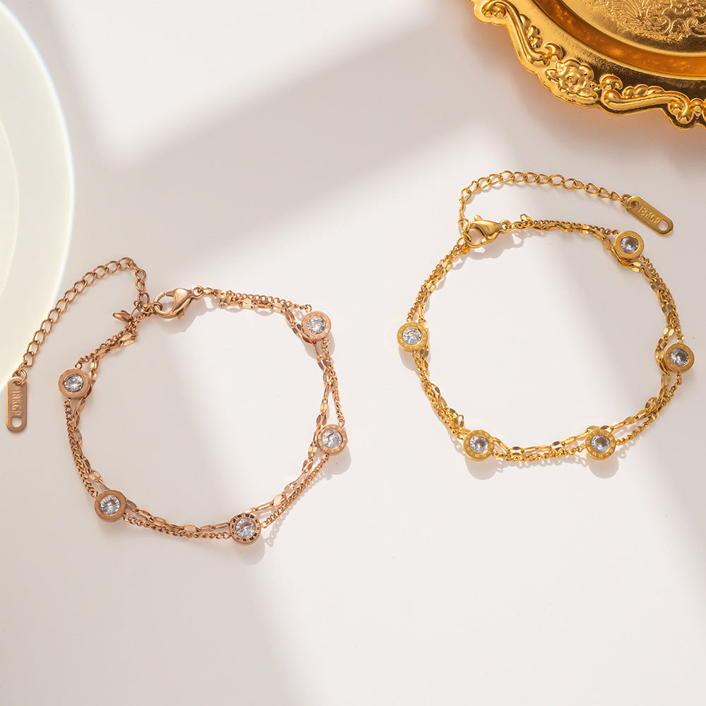 Bracciale minimale geometrico in acciaio al titanio con placcatura in oro rosa e singolo strass per donna
