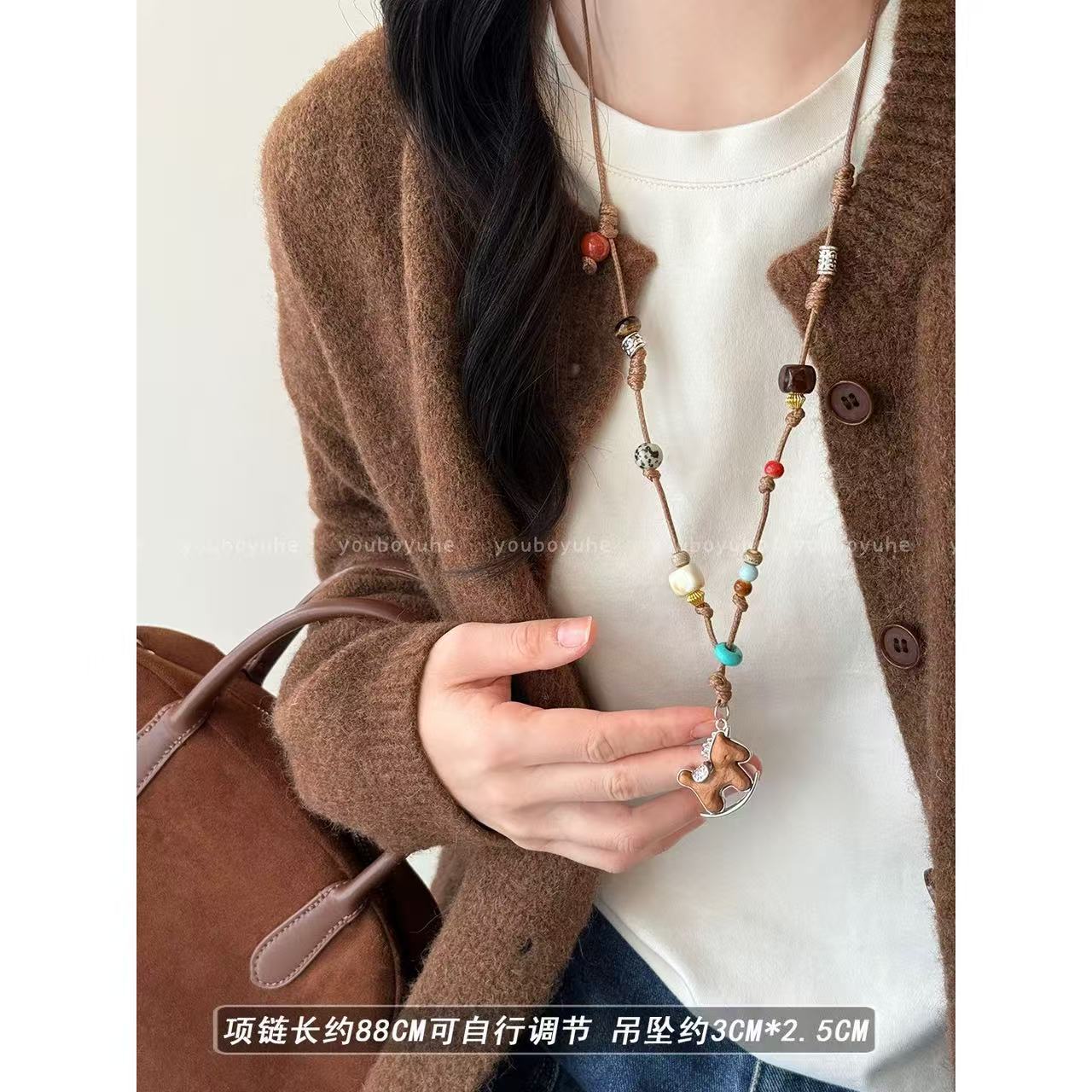 Collar con colgante de caballo minimalista de lujo para mujer en madera con chapado en oro de 18 quilates — Cadena para suéter de uso diario