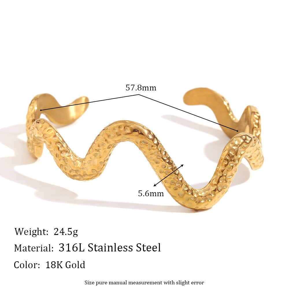 Bracciale a maglie serpeggianti e ondulate in acciaio inossidabile con placcatura in oro 18 carati e texture martellata, alla moda