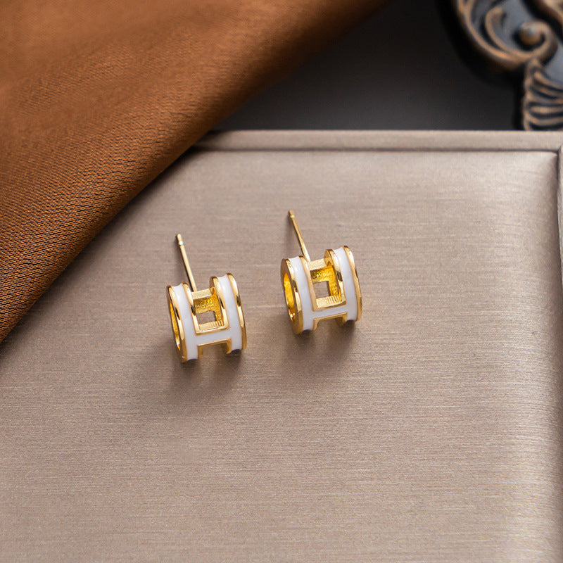 Orecchini a perno Saturno minimalisti color oro in ottone con zirconi per donna
