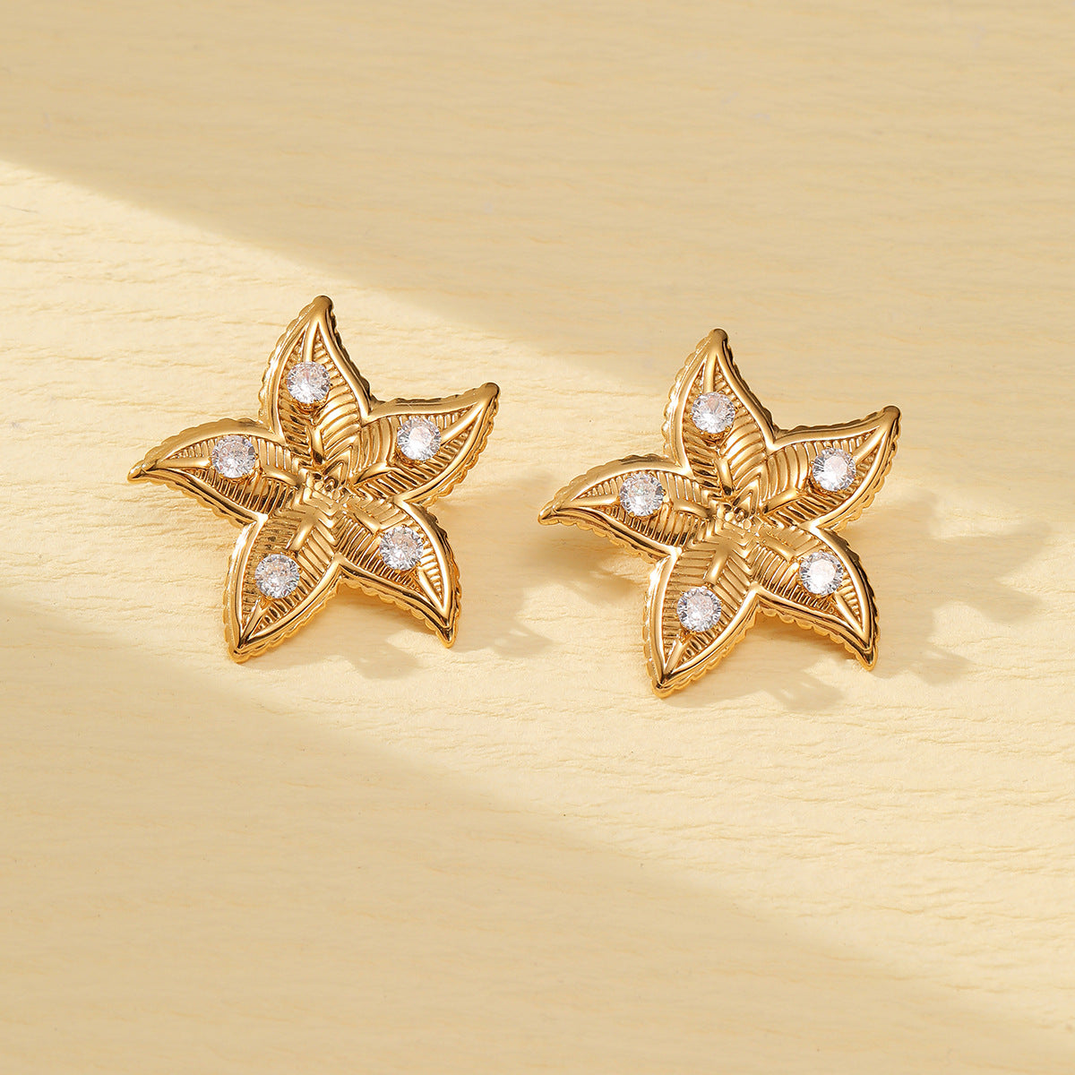 Elegante conjunto de pendientes y anillo de acero de titanio con forma de corazón y motivo de estrella de mar, galvanizado para un aspecto premium resistente a la decoloración