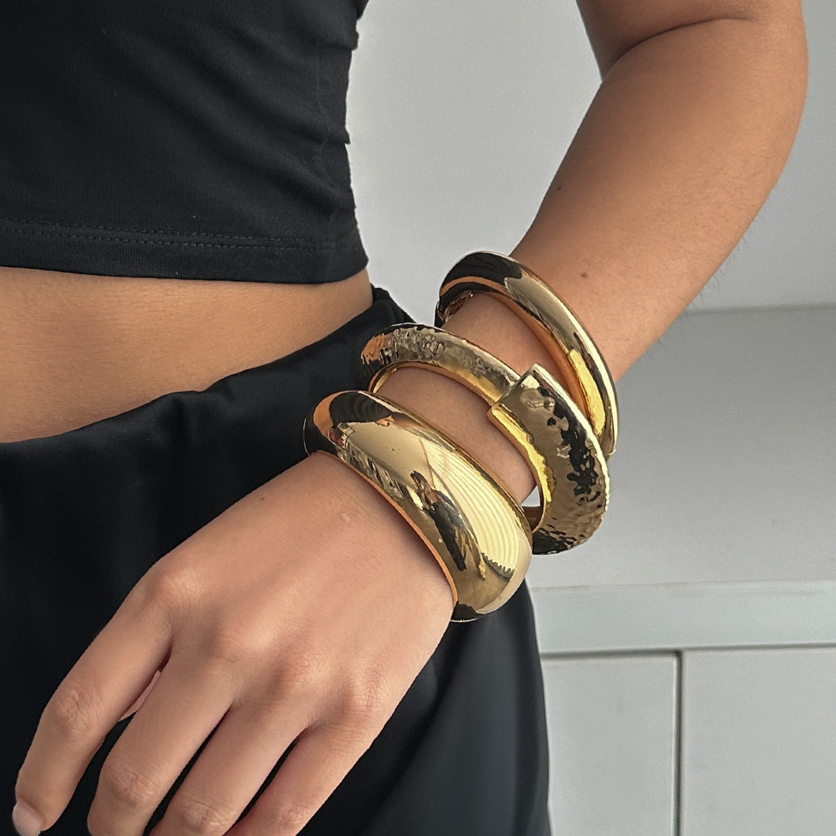 Pulsera de Aleación Dulce y Atrevida con Textura Martillada y Acabado Pulido para Mujeres