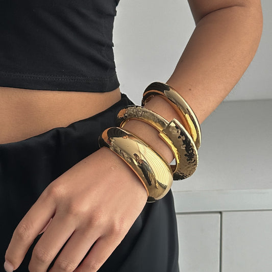 Pulsera de Aleación Dulce y Atrevida con Textura Martillada y Acabado Pulido para Mujeres