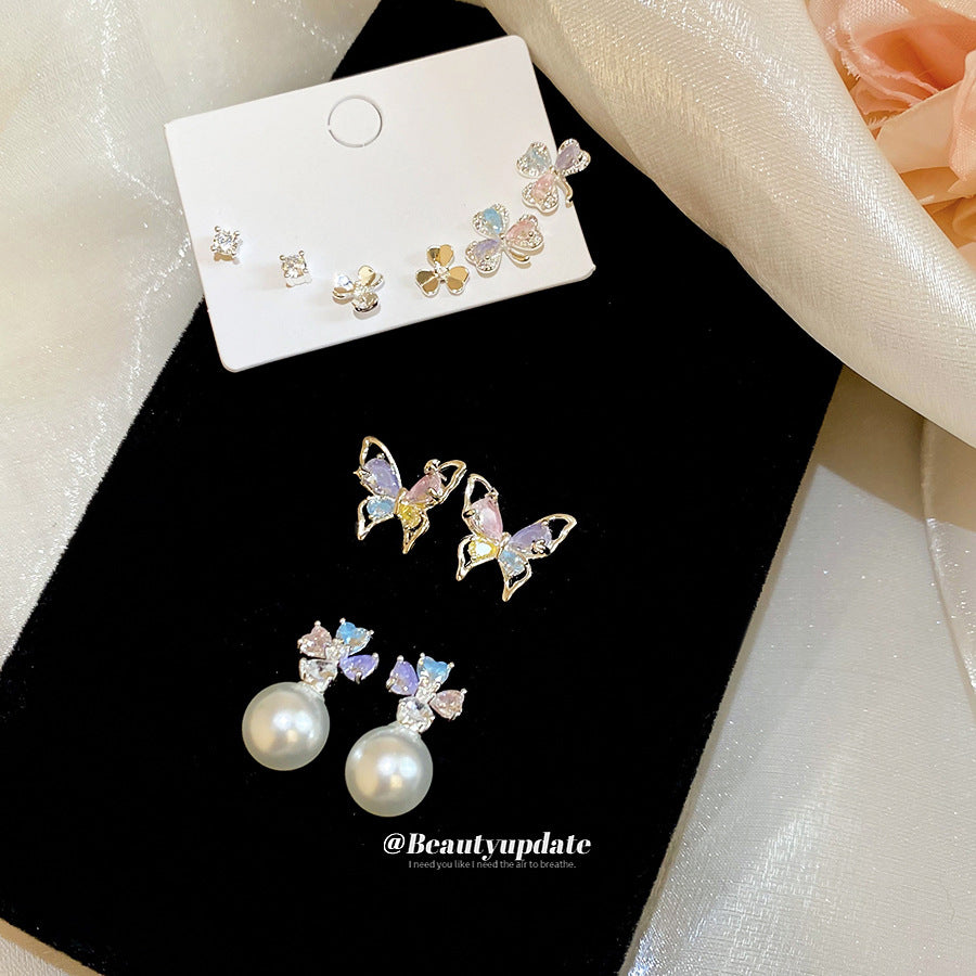 Orecchini a perno da donna minimalisti ed eleganti con fiori, perle e zirconi, con perni in acciaio inossidabile e finitura di lusso