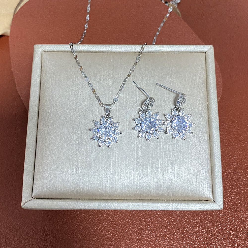 Collana con Ciondolo Girasole Minimalista e Orecchini in Acciaio al Titanio con Finitura Galvanizzata, Design a Catena O per Uso Unisex