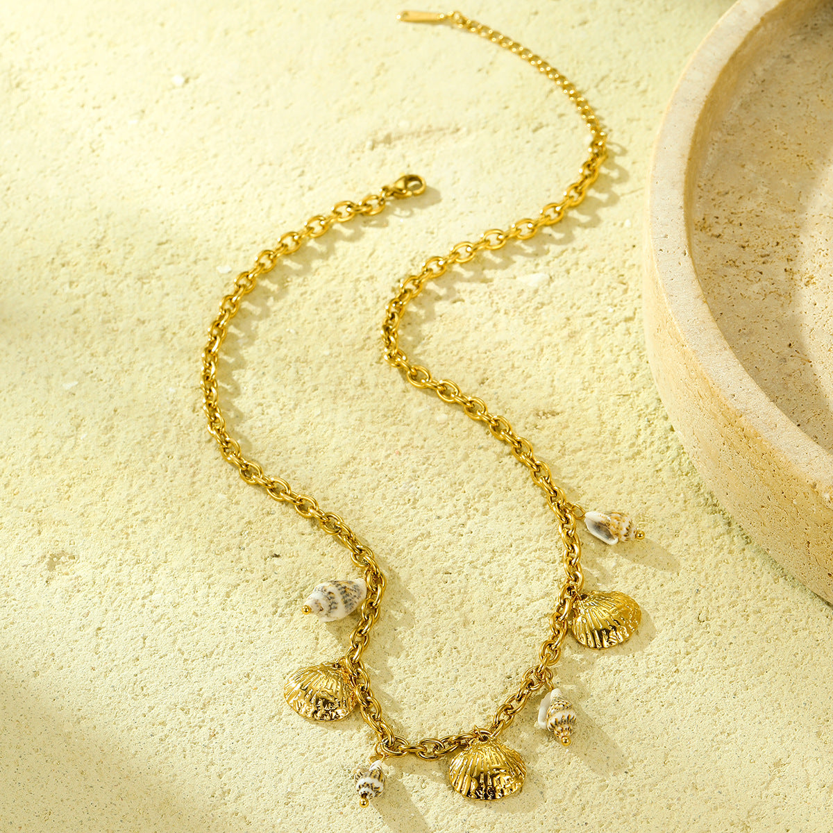 Collar con colgante de concha marina natural inspirado en el océano de acero de titanio con chapado en oro de 18 quilates para mujer