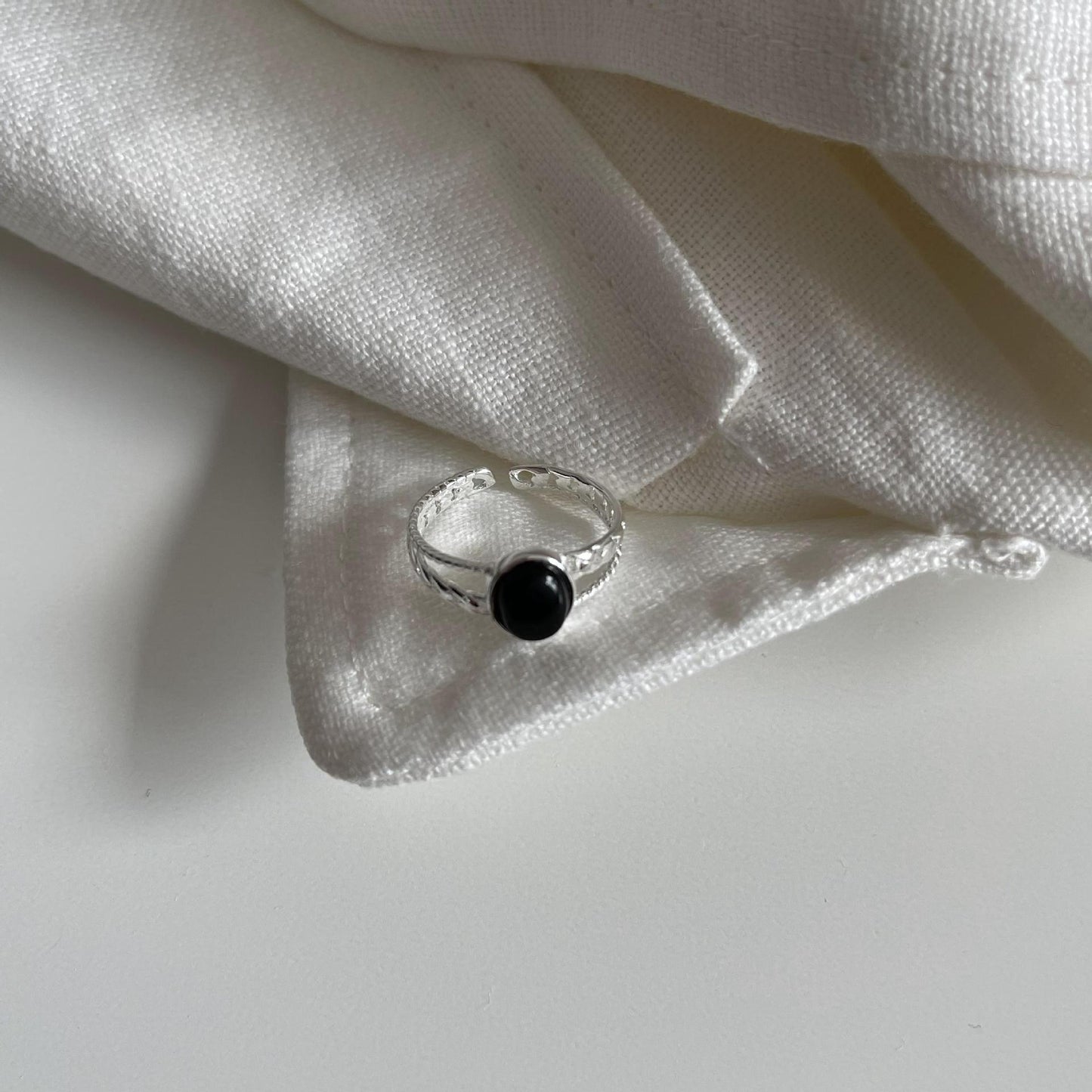 Anillo Abierto Minimalista Geométrico de Ónix Negro en Plata de Ley 925 con Acabado Bañado