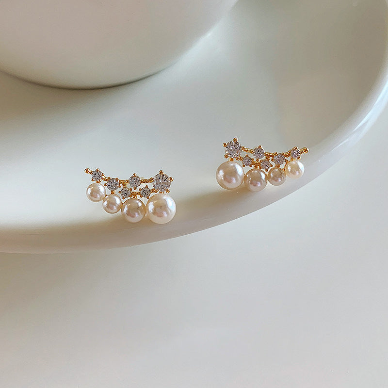 Orecchini a perno eleganti, minimalisti, geometrici con perle e zirconi per donna