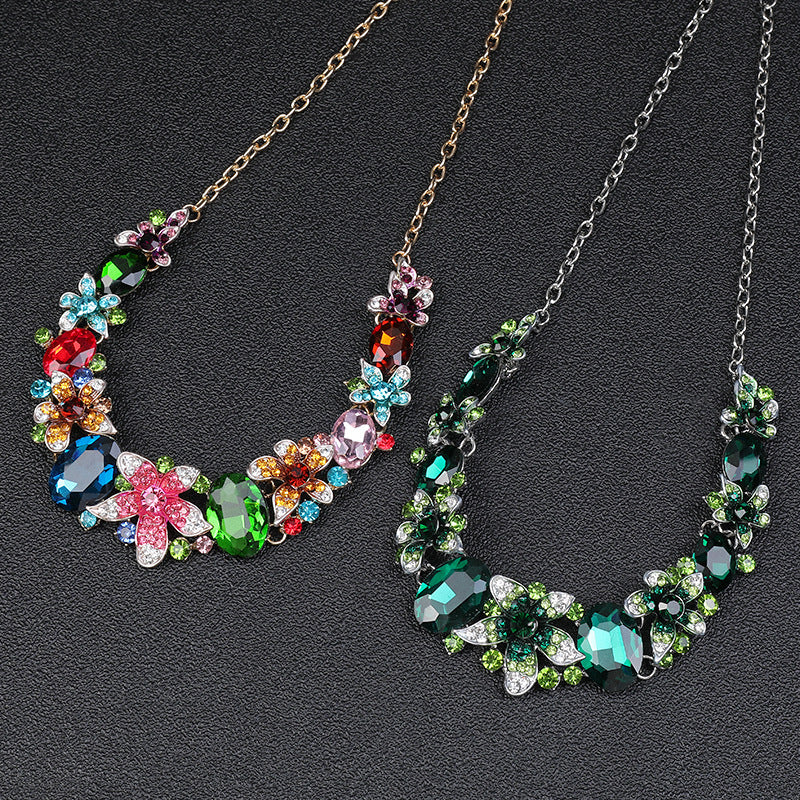 Parure di collana e orecchini ovale floreale vintage in lega con strass e finitura placcata oro