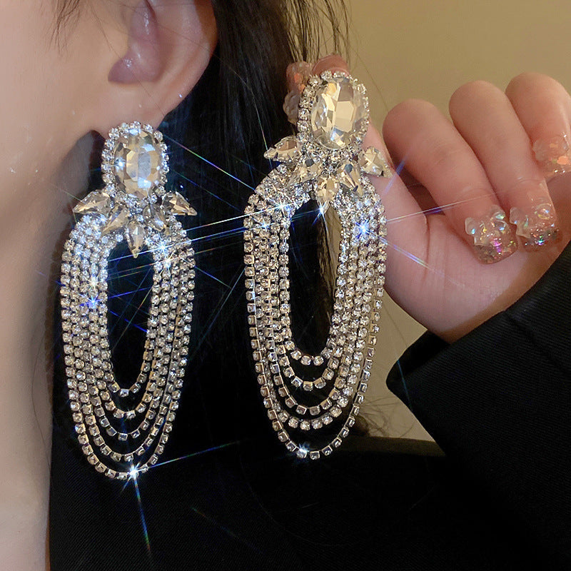 Orecchini a perno di lusso con lega geometrica irregolare e intarsio di strass, placcati argento, alla moda e versatili da donna