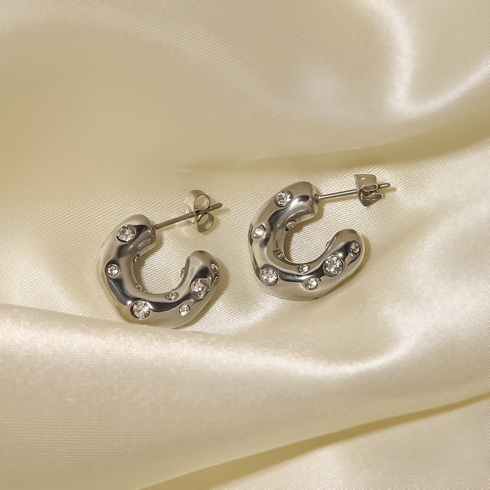 Pendientes de Aro en C de Acero Titanio Martillado Asimétricos Estilo INS con Incrustaciones de Circones para Mujer