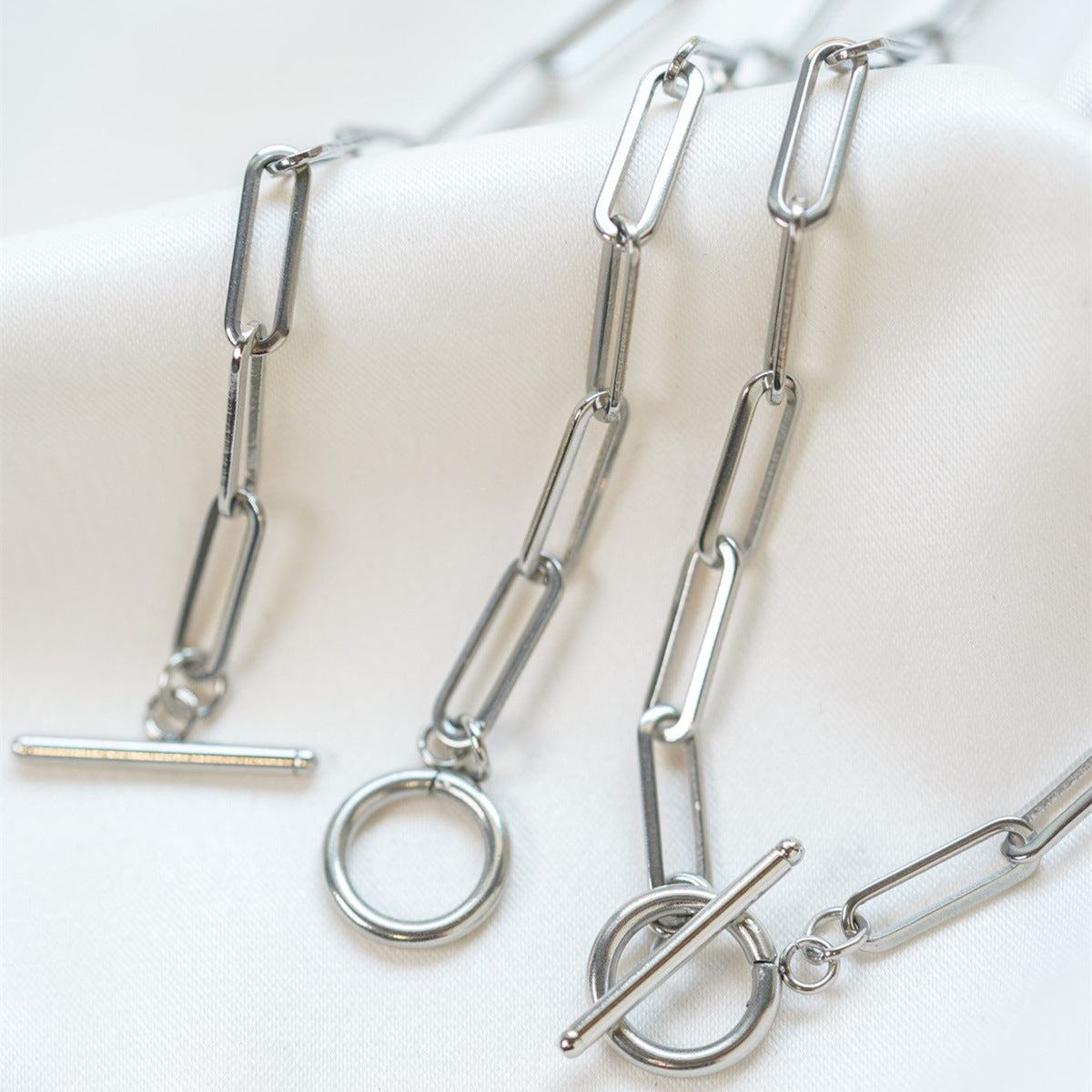 Elegante collana geometrica da donna in acciaio inossidabile lucido con chiusura ad anello a molla e gancio a T