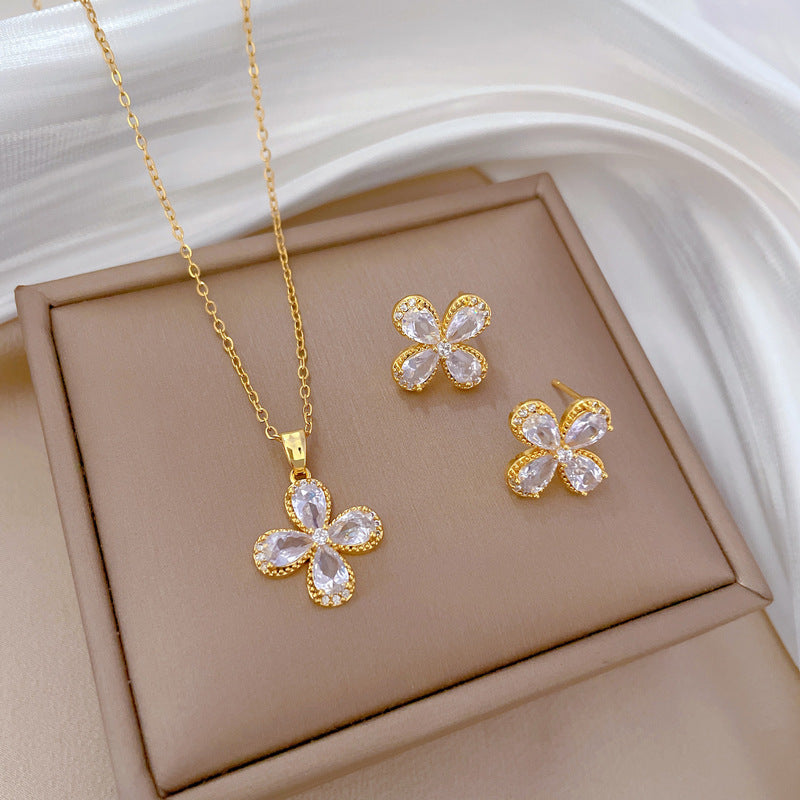 Collana con ciondolo a trifoglio in zircone geometrico fresco e dolce di lusso in acciaio inossidabile unisex