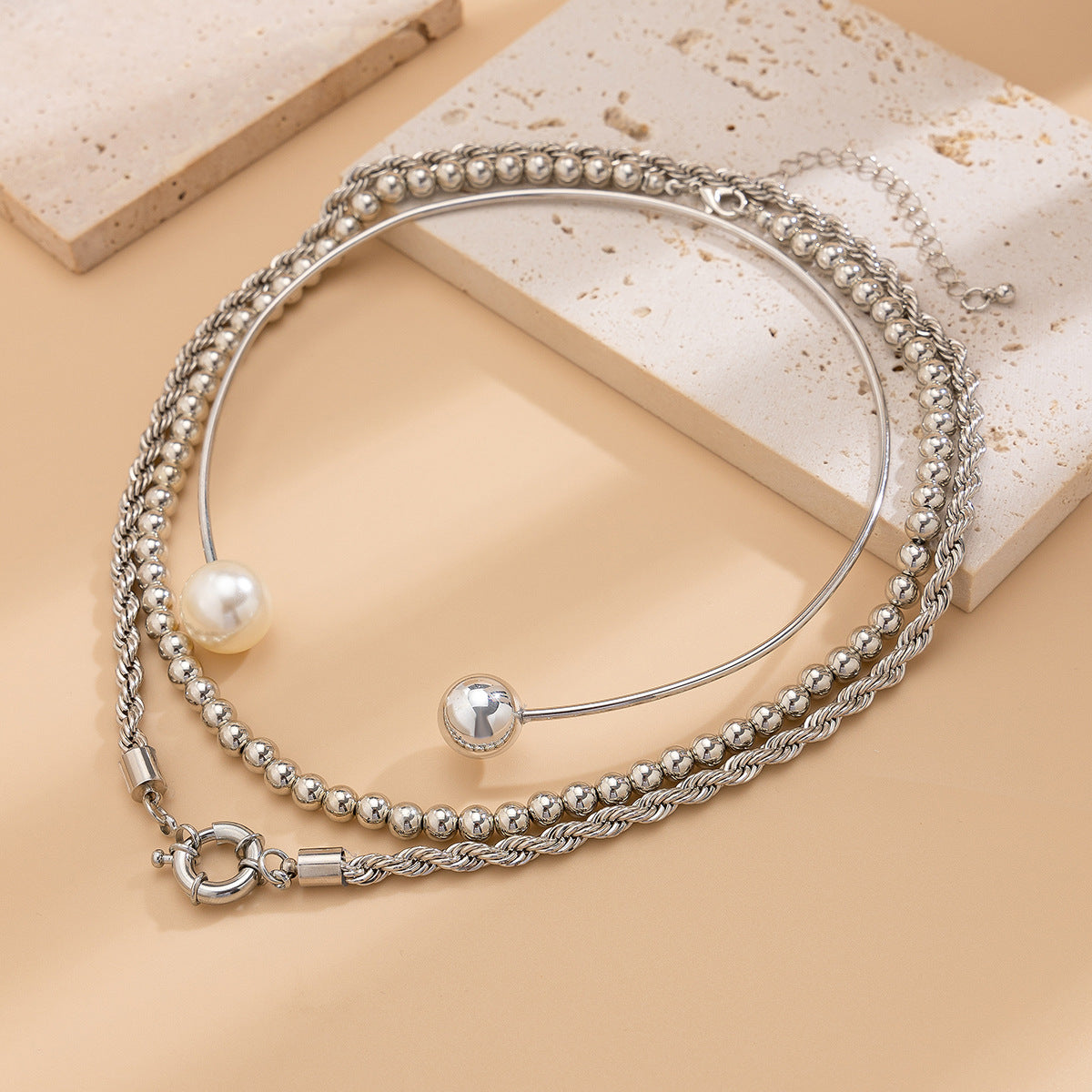 Collana da Donna a Catena Multi-Strato con Perle Imitazione Rotonde Geometriche e Sfera Placcata in Ferro