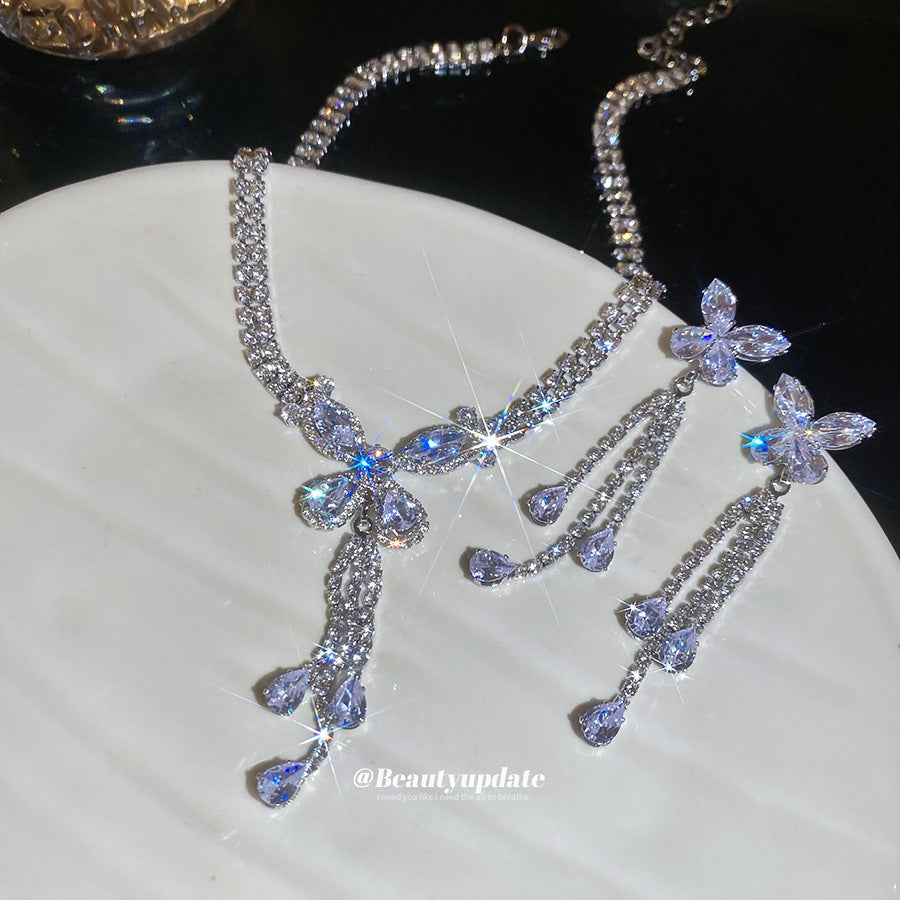 Elegante Set Collana e Orecchini a Farfalla Minimalista con Intarsi in Zirconi su Catena di Rame da Donna