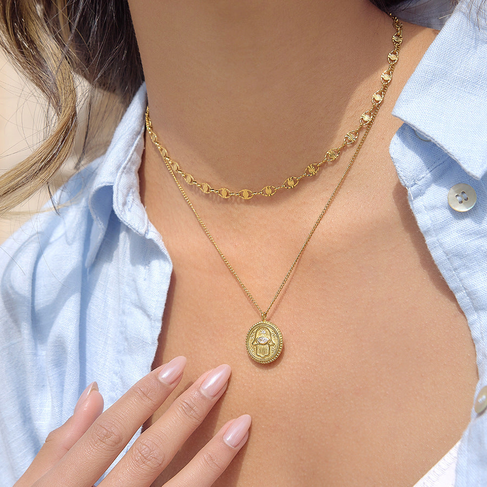 Collana con Ciondolo a Moneta in Acciaio al Titanio con Intarsio di Zirconi Cubici a Cuore Geometrico Minimalista da Donna