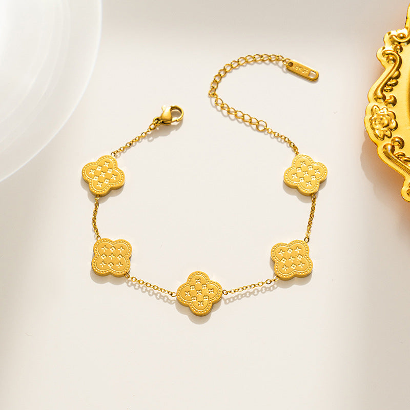 Minimalist Clover Bracelet for Women in Titanium Steel with Gold Plating and Wavy Chain Design