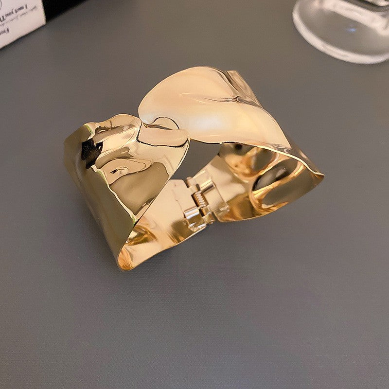 Pulsera Cóncava Irregular Minimalista para Mujer en Aleación de Latón con Acabado Galvánico