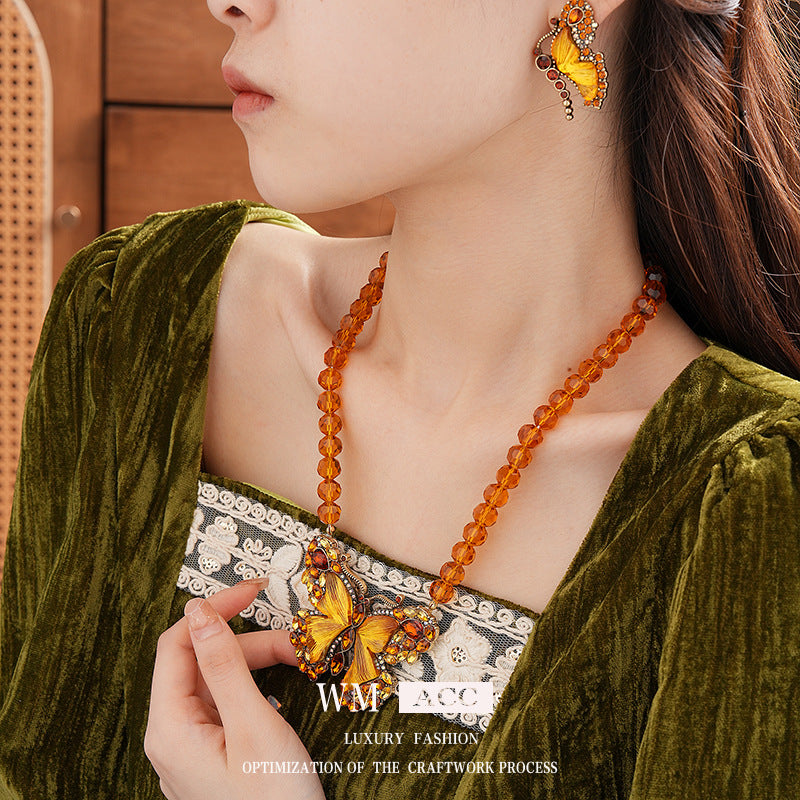 Collana con pendente a farfalla vintage con intarsio di strass in lega per donne, delicata catena per maglione con motivo di insetto artistico ed eleganza retrò