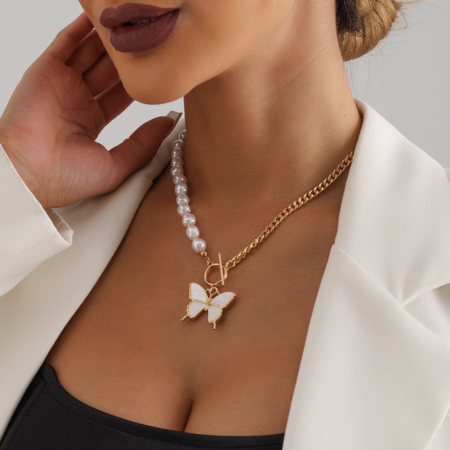 Elegant White Imitation Pearl and Shell Butterfly Geometric Aluminum Chain Necklace for Women