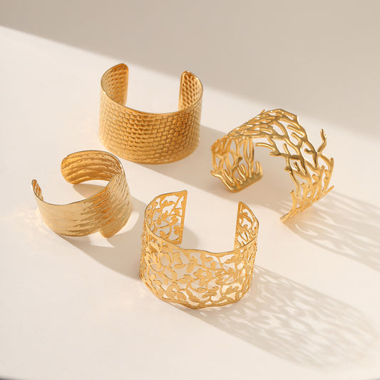 Pulsera de acero inoxidable con hoja hueca geométrica minimalista y acabado chapado para mujer