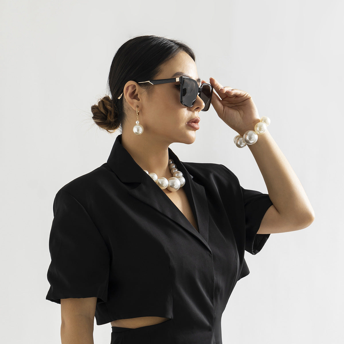 Collana Minimalista Geometrica di Perle per Donna con Pendente di Perle Imitazione e Perle in Resina su Catena di Perle Rotonde