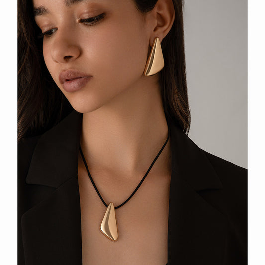Collar minimalista con colgante de lágrima triangular para mujer con cadena de aleación galvanizada y diseño geométrico