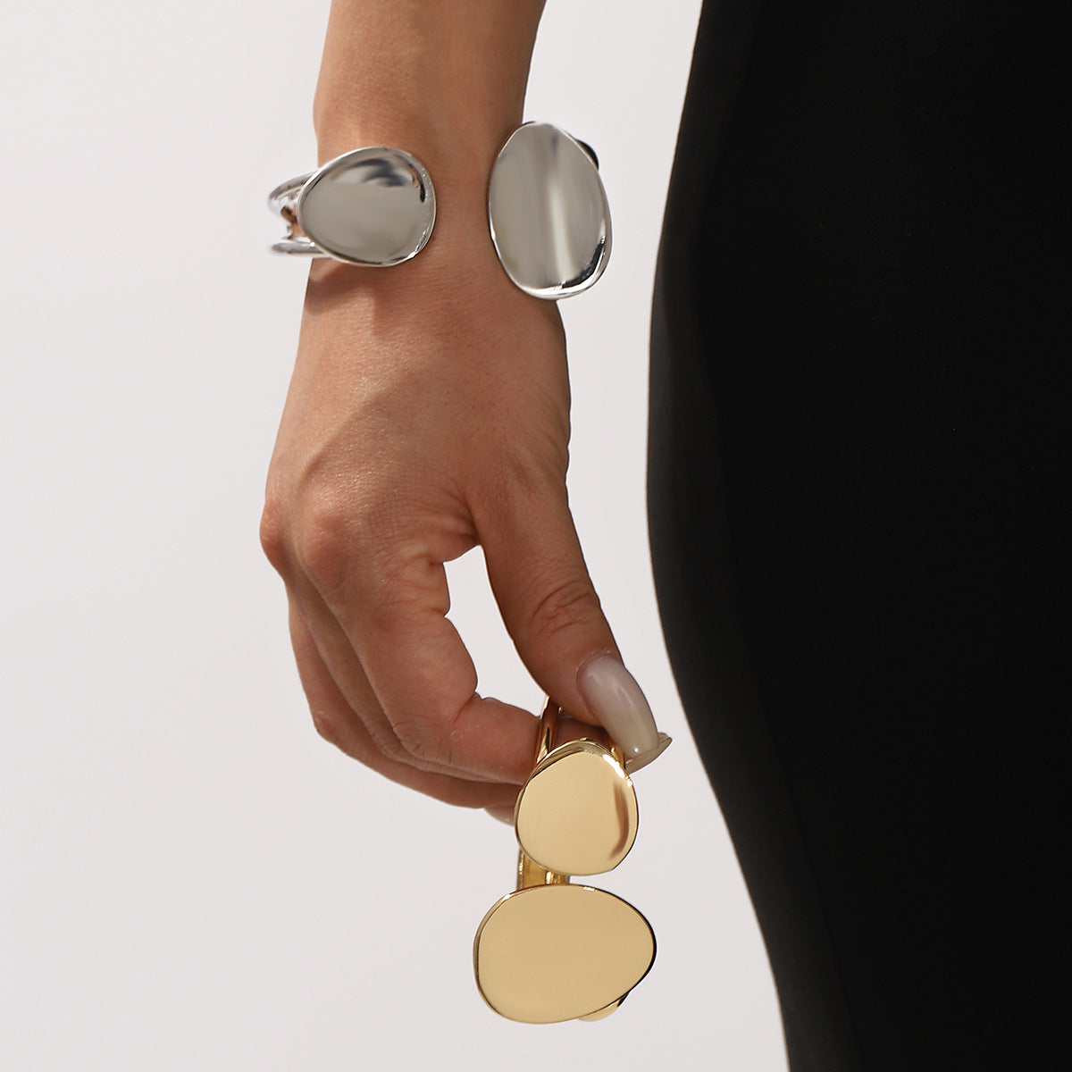 Minimalist Fashionable Oval Alloy Bracelet for Women with Spring Design and Plated Finish