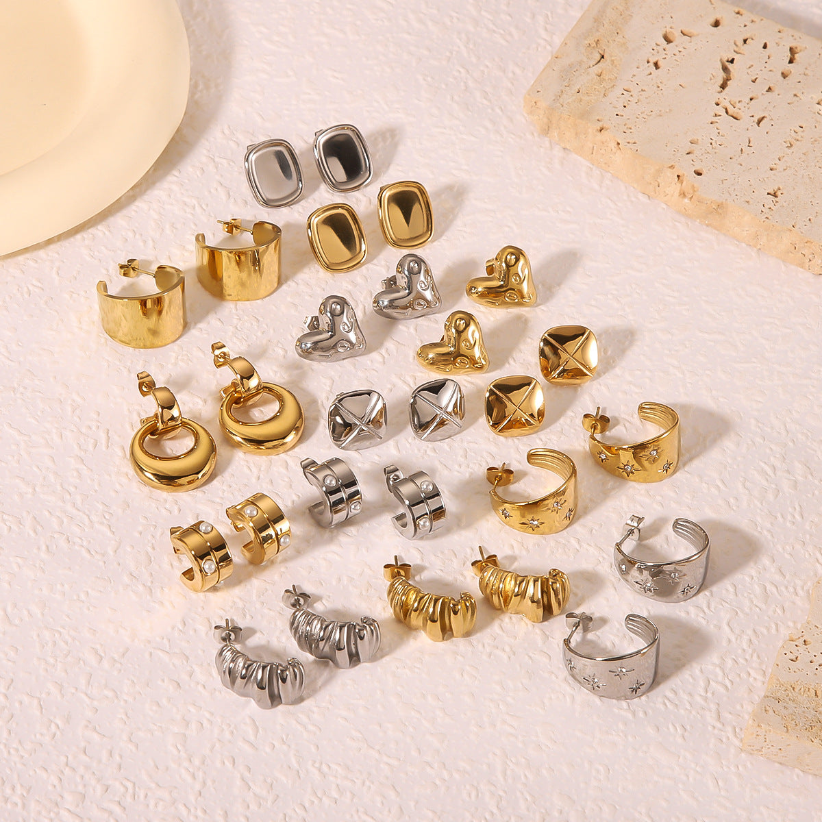 Orecchini ipoallergenici in acciaio inossidabile placcato oro 18 carati a forma di cuore con intarsio di perle a stella a otto punte geometrica a forma di C minimalista