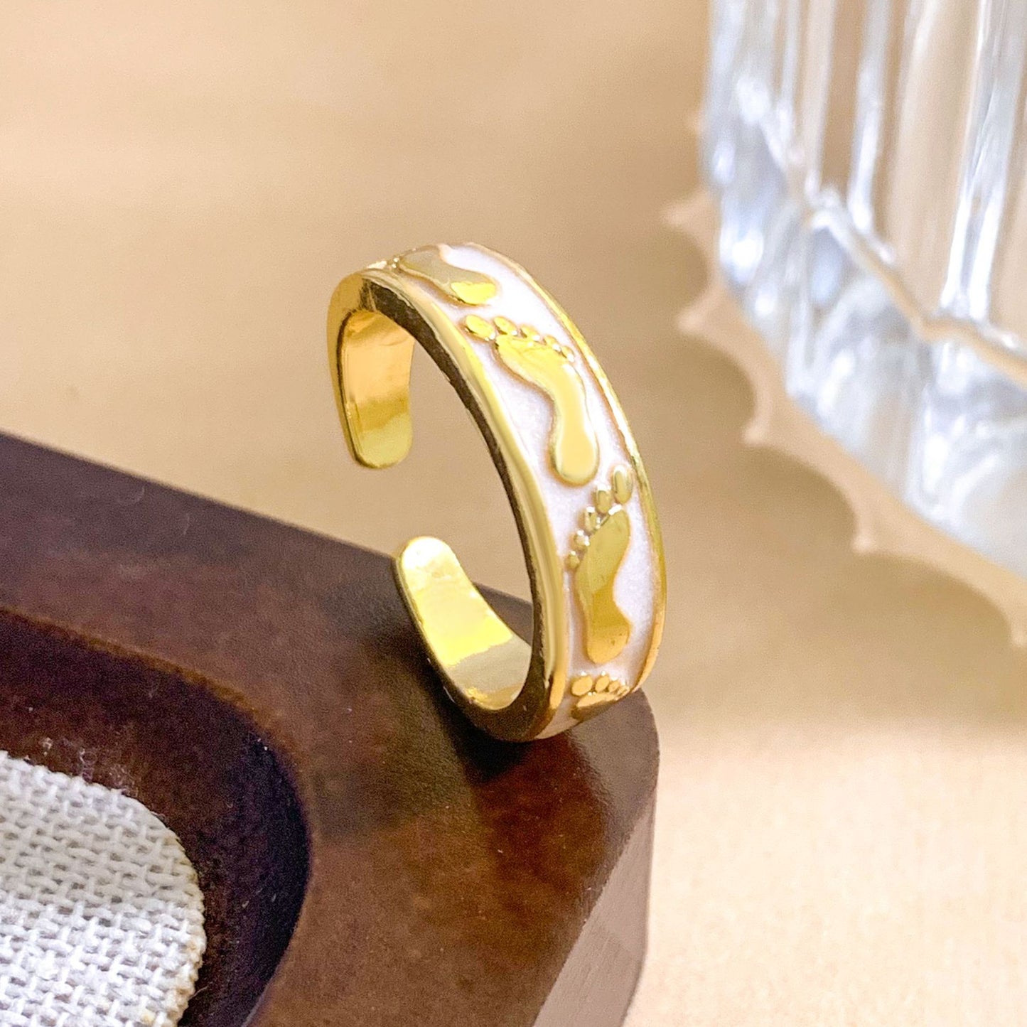 Anello aperto da donna placcato oro con smalto e piedino in stile fumetto