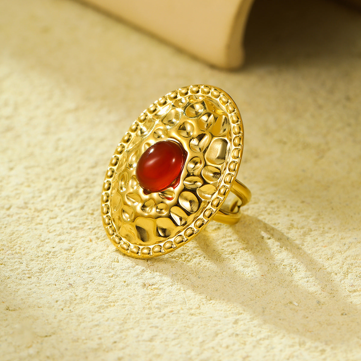 Elegante anillo de acero inoxidable ovalado arrugado estilo vintage francés con incrustaciones de piedra natural para mujer