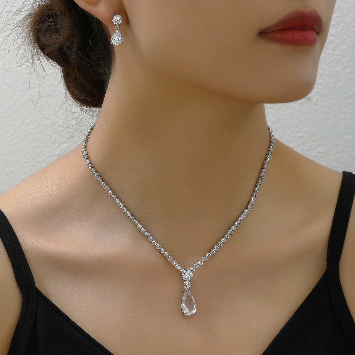Set minimalist di orecchini e collana da donna, con zirconi intarsiati, a goccia e delicata catena per clavicola