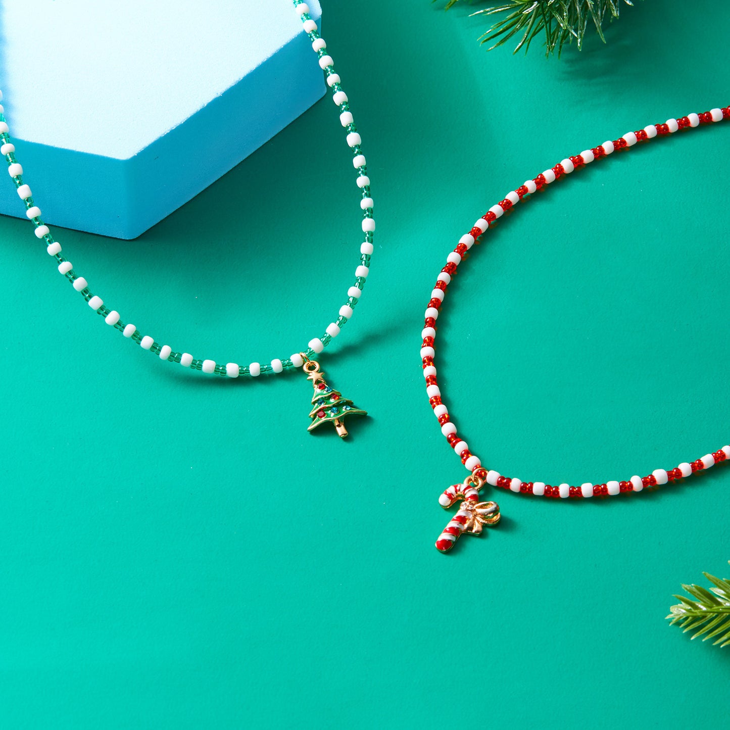 Fashionable Christmas Tree Pendant Necklace for Women with Alloy Charm, Beaded Design, Electroplated Finish, Festive Holiday Style