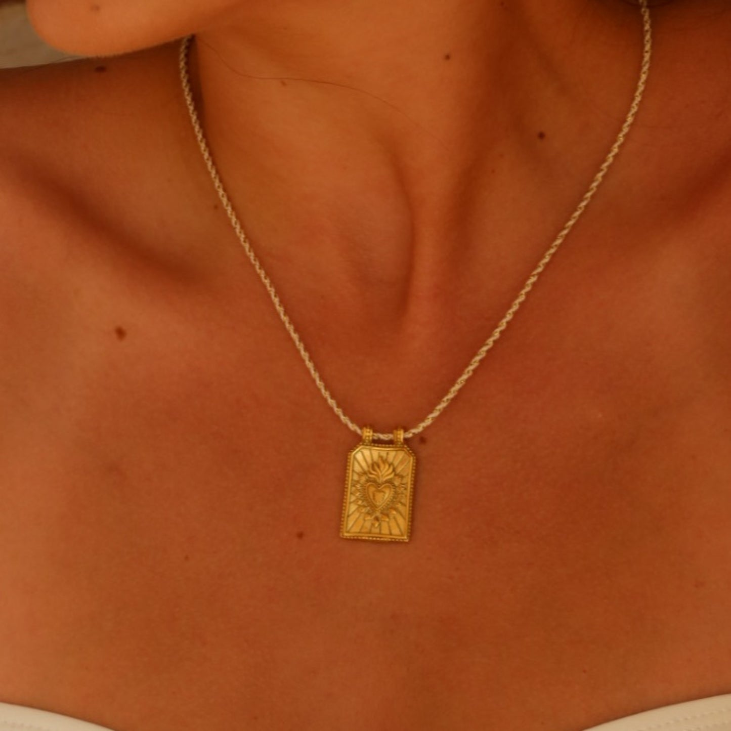 Collana pendente minimalista a forma di cuore in rame placcato oro su cordino colorato da donna