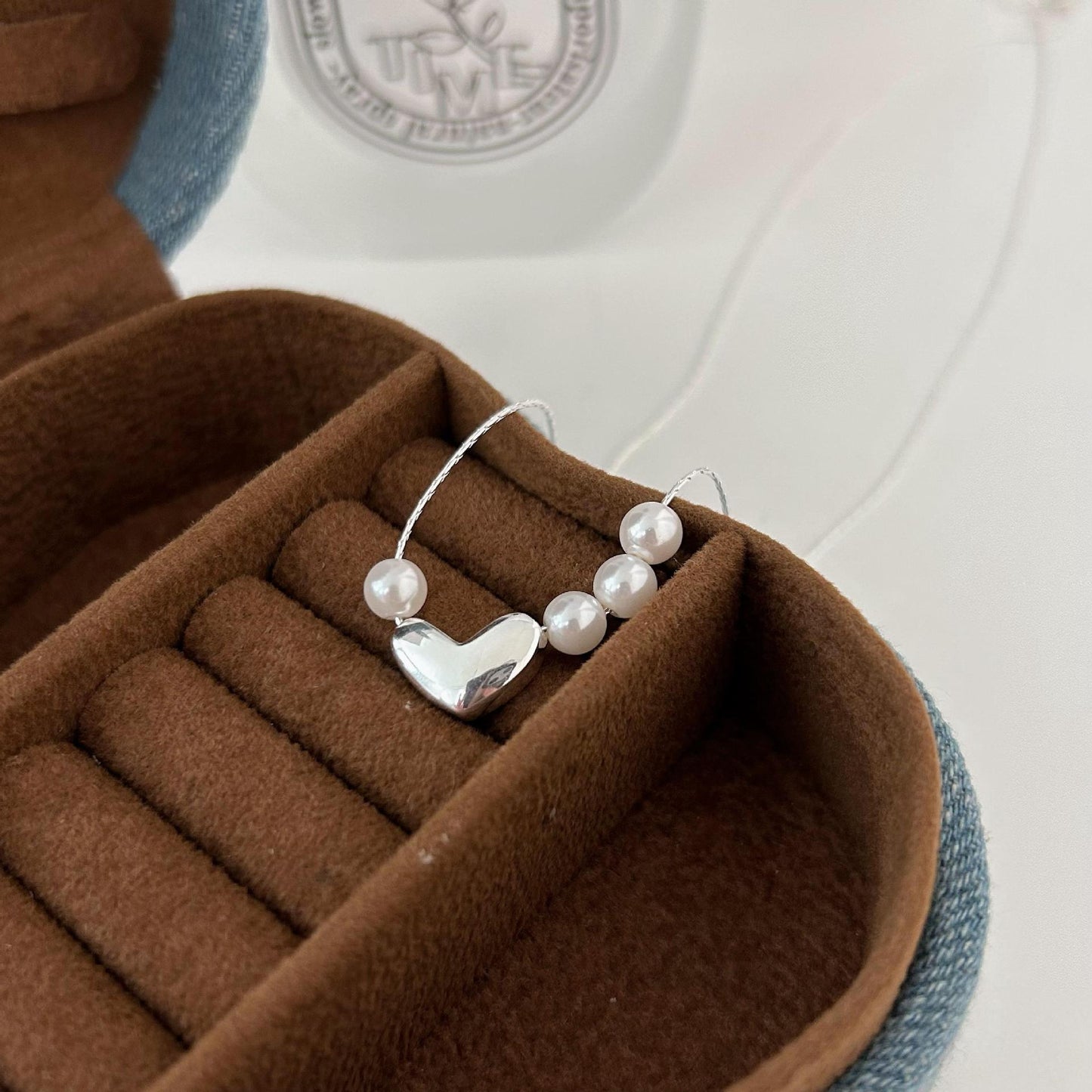 Collana con Ciondolo a Cuore Minimalista in Argento Sterling 925 con Finitura Placcata e Catena Laterale a Serpente