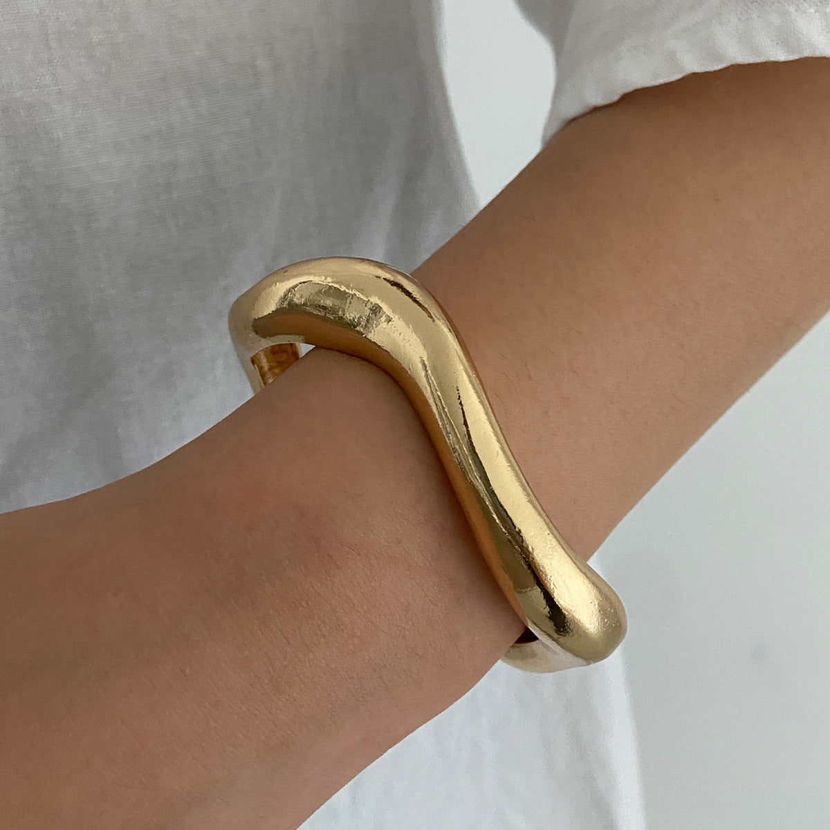 Fashion Elegant Amber Resin Plated Geometric Round Open Cuff Bracelet for Women